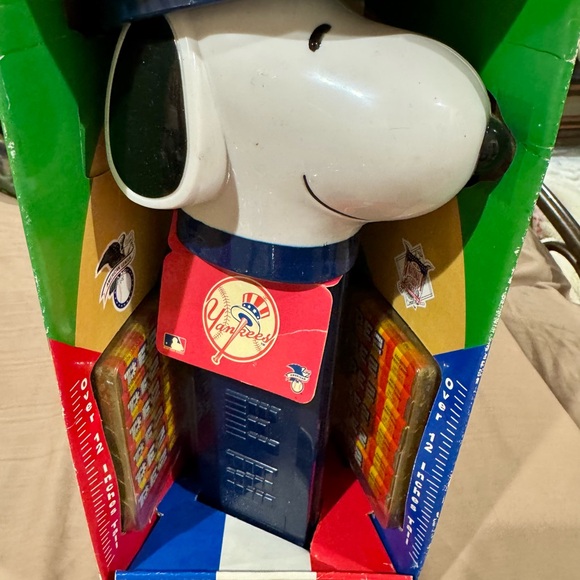 New York Yankees Memorabilia Lot Ltd Edition Baseball, Snoopy Pez, cards, flip - Picture 15 of 16